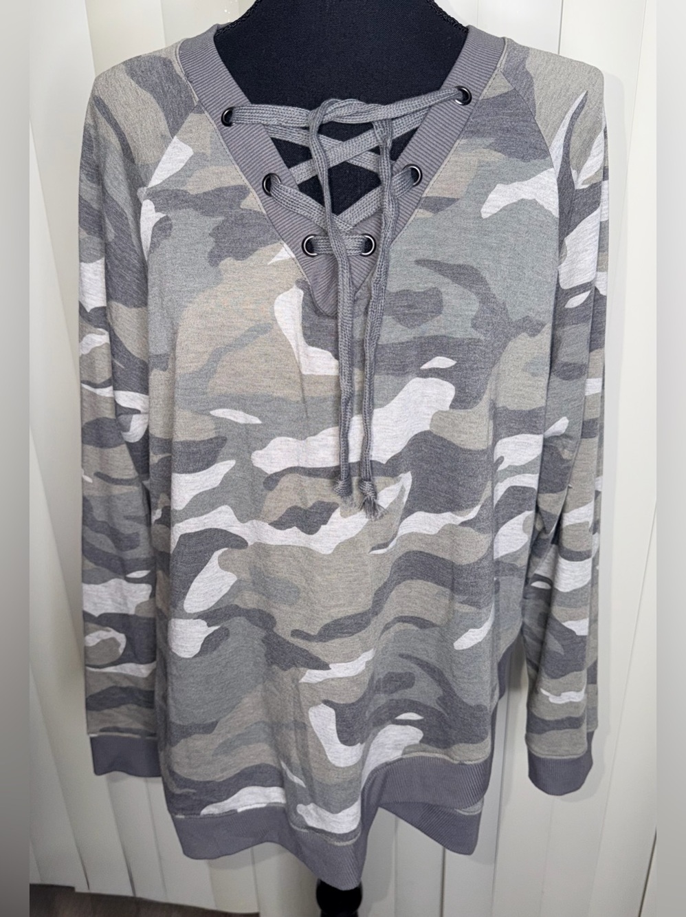 The Sweatshirt Project Gray Camo Pullover Sweatshirt Lace Up Neckline Soft Sz L